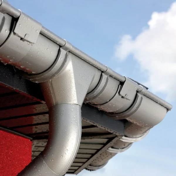 металлическая водосточная система установленная на доме