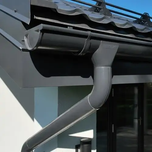 Водосточная система Grand Line 125×90 серого цвета на свесе дома