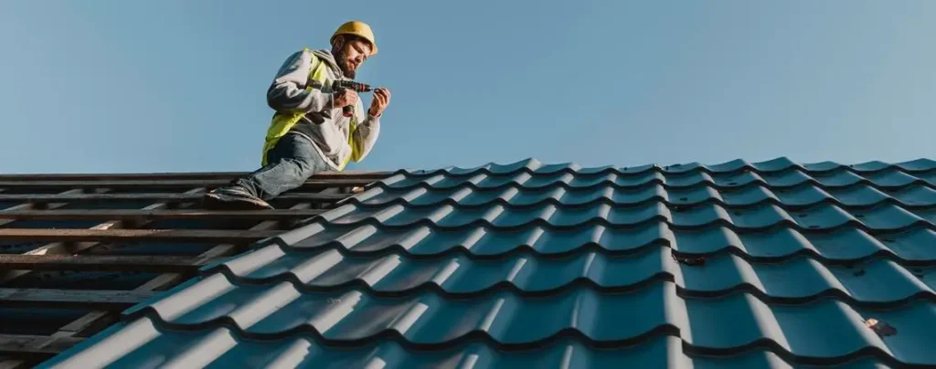 металлочерепица укладывается монтажником