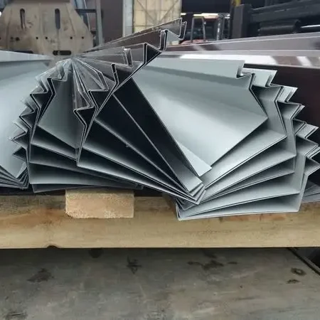 доборные элементы кровли сложенные в стопки